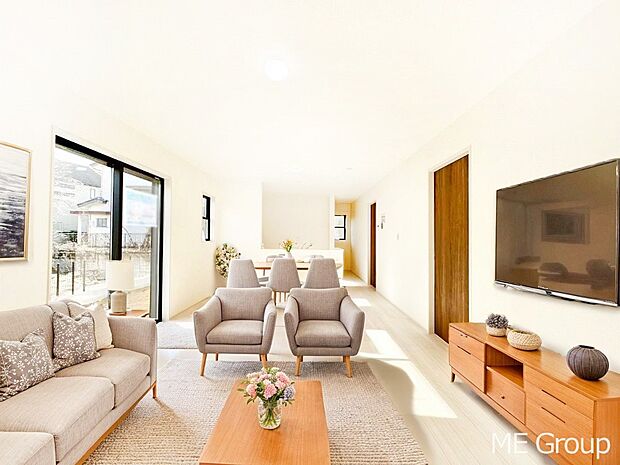 家族の和やかな会話が聞こえてきそう。開放感のあるリビングです。※家具はCGです  