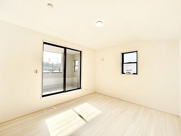 バルコニーが開放感をプラスしてくれる洋室