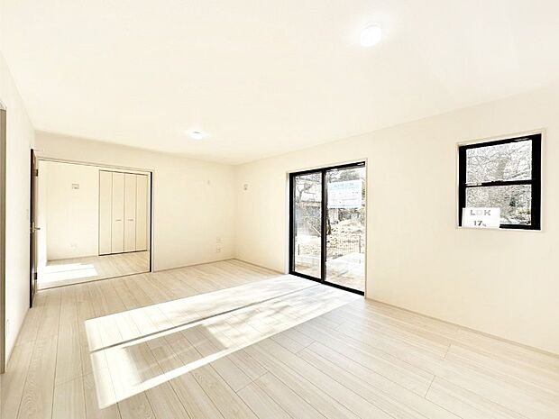 明るい陽光が注ぎ、寛ぎの雰囲気に満たされるダイニング。   