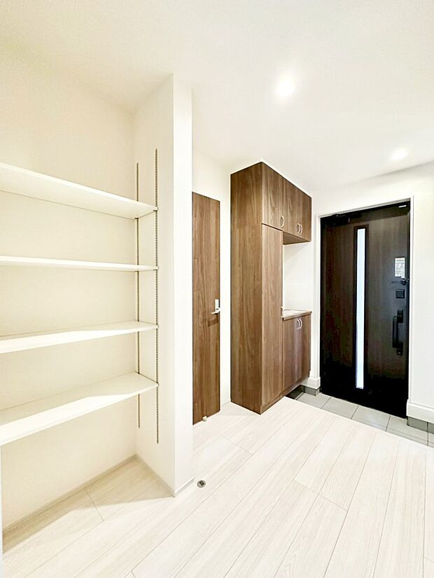 ガラススリットの入った玄関ドアが室内に光を届けてくれます