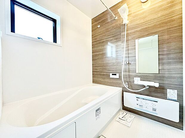 一日の疲れを癒してくれる明るい清潔感のあるバスルーム