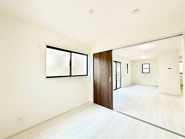 リビング隣接の洋室は個室としても利用できます