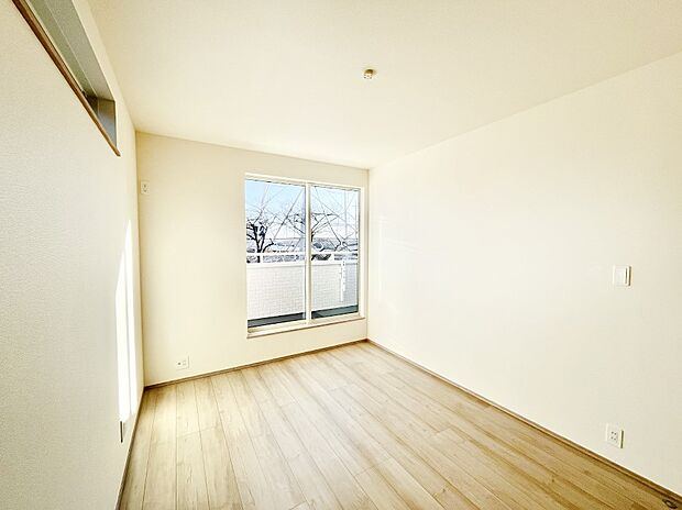 明るいバルコニーサイドに洋室を設置。目覚めの良い寝室に。 