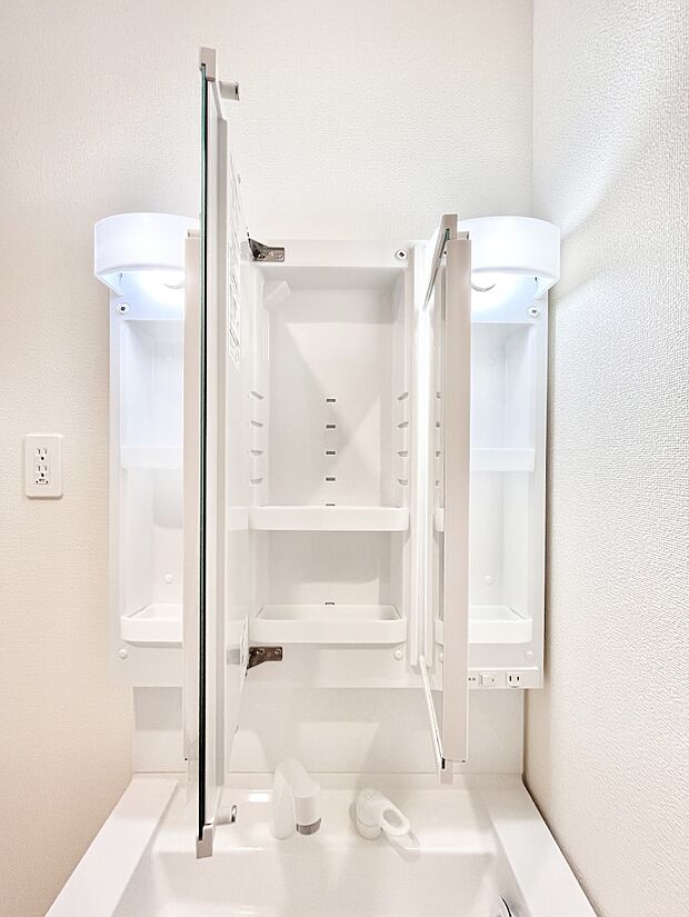 三面鏡の裏に、化粧品や衛生用品などを収納可能。洗面台をすっきりと保ちます！  