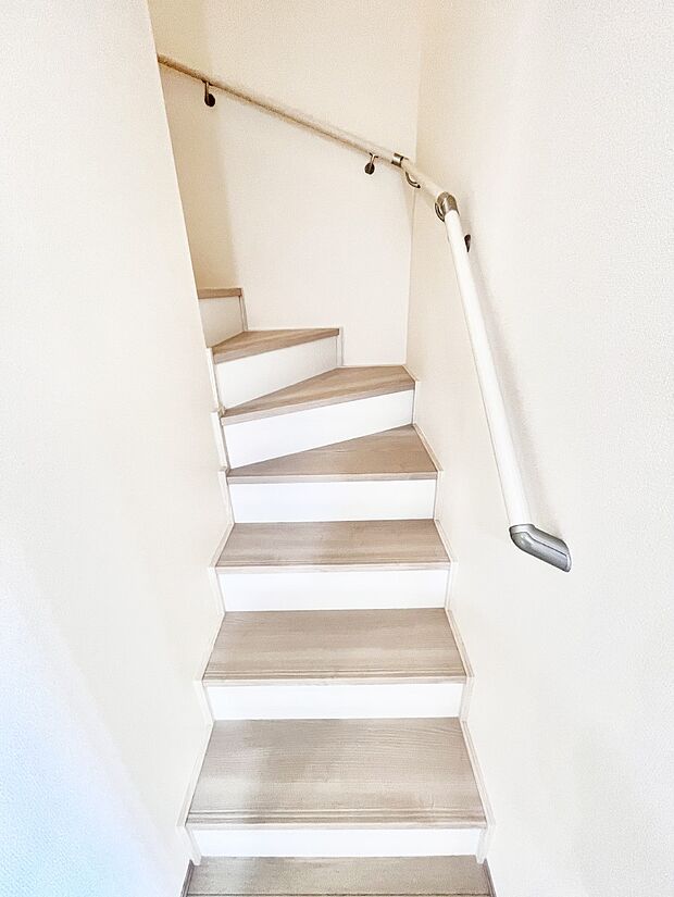 安全性を考慮し階段には手すりを設置しています