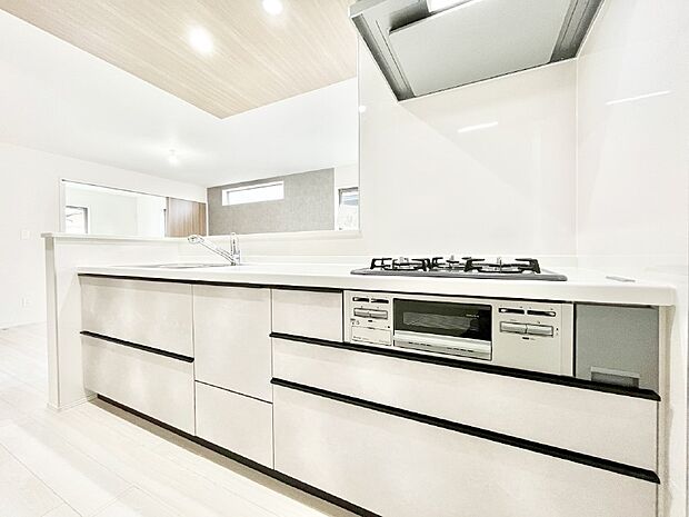 広々とした使い勝手の良いキッチンで日々のお料理も楽しくなりそう