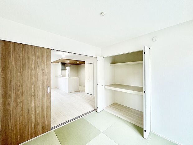 リビング隣接の和室は毎日の暮らしに癒しと安らぎをもたらしてくれます