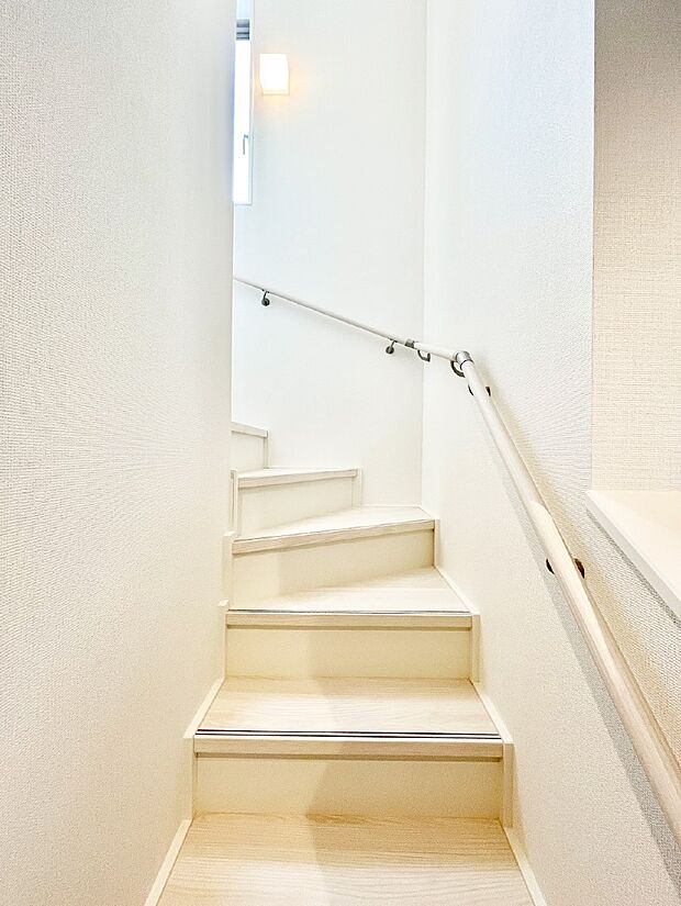 階段は手すり付きなので小さなお子さまやご高齢の方も安心です