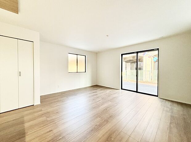 大きな窓からたっぷりの陽光と風を感じられるリビング