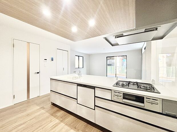 広々とした使い勝手の良いキッチンで日々のお料理も楽しくなりそう