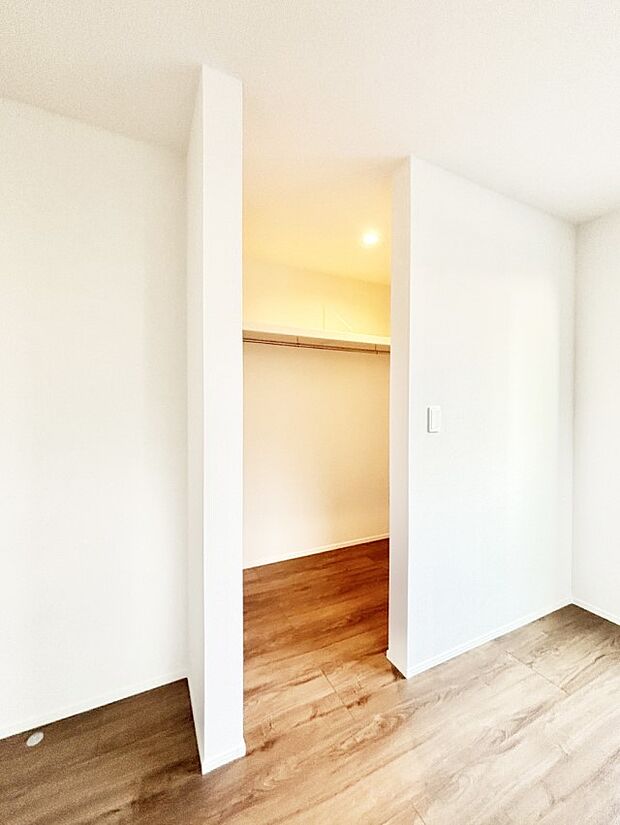 ウォークインクローゼットの活用で生活空間スッキリ