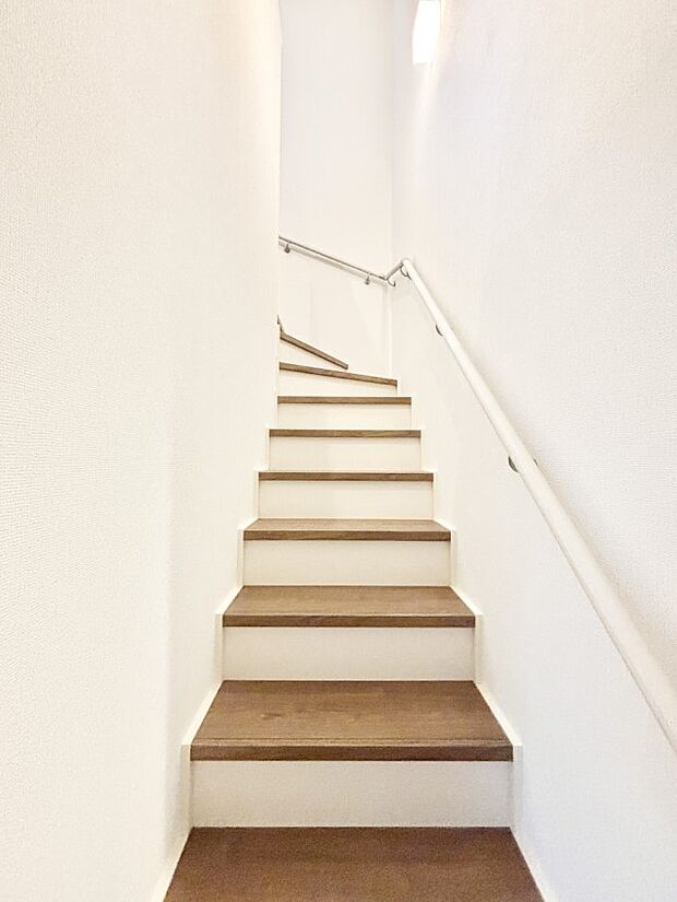 階段は手すり付きなので小さなお子さまやご高齢の方も安心です