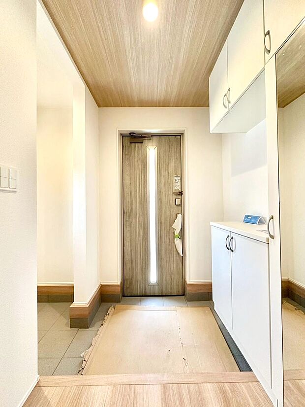 明るい玄関はお客様をお出迎えするのにぴったりです！ 