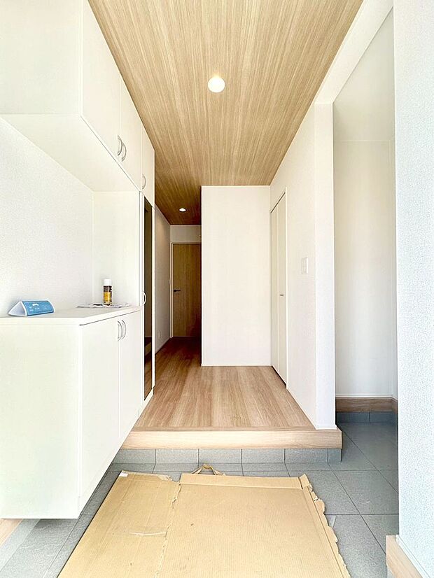 家族の帰宅やお客様をあたたかく迎える玄関  