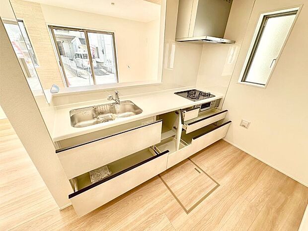 使いやすさを優先したスライド式収納タイプ！