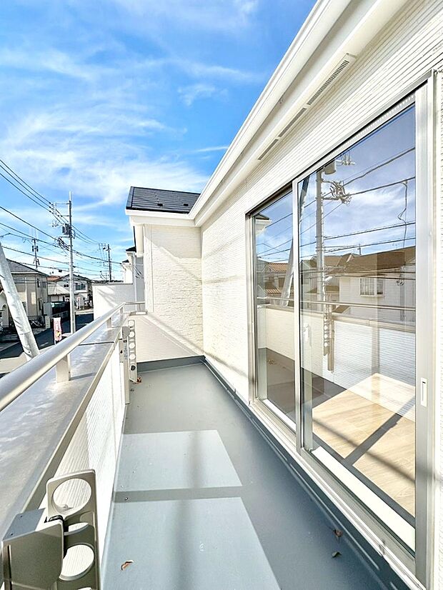 南向きのバルコニー！ご家族の洗濯物はもちろん、お布団もたっぷり干せます！