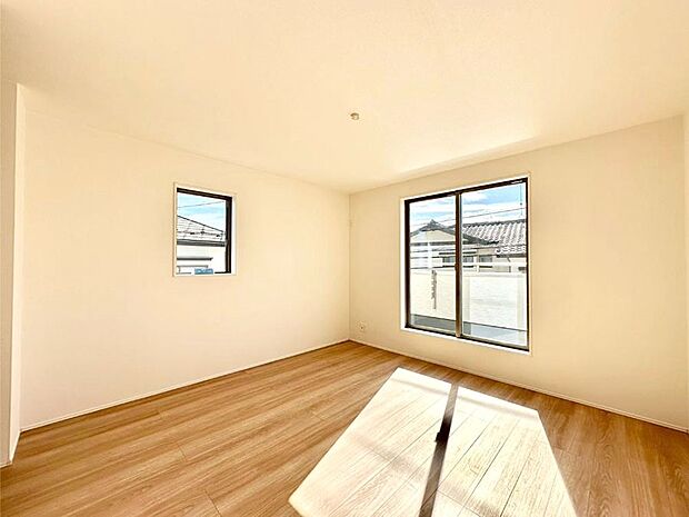 明るいバルコニーサイドに洋室を設置。目覚めの良い寝室に。 