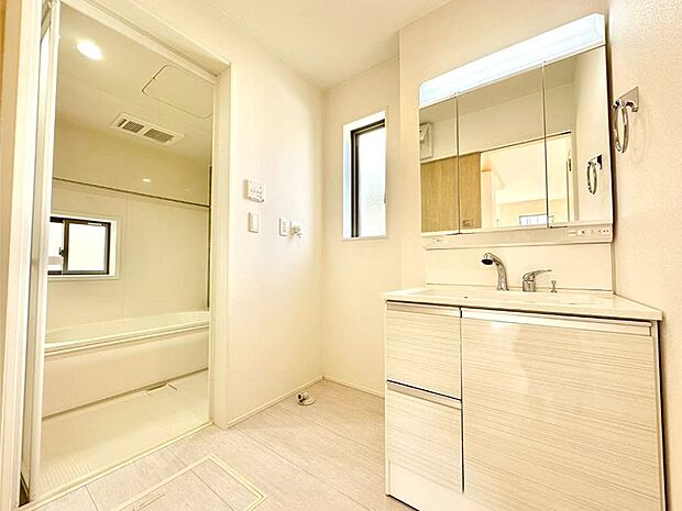 清潔感のある快適空間です。毎日の身支度も気持ち良くお使い頂けます。 