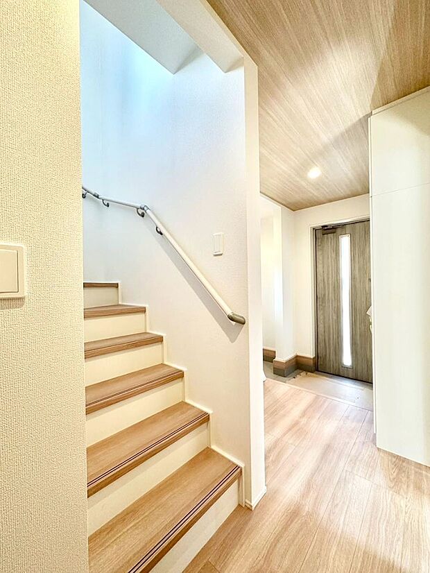 安全性を考慮し階段には手すりを設置しています