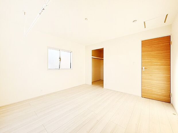 大容量の収納力が嬉しいWIC付きのお部屋でゆったりリラックスタイムが過ごせます！