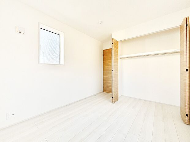 クローゼット付きのお部屋でスッキリとした空間でゆったり寛げます！