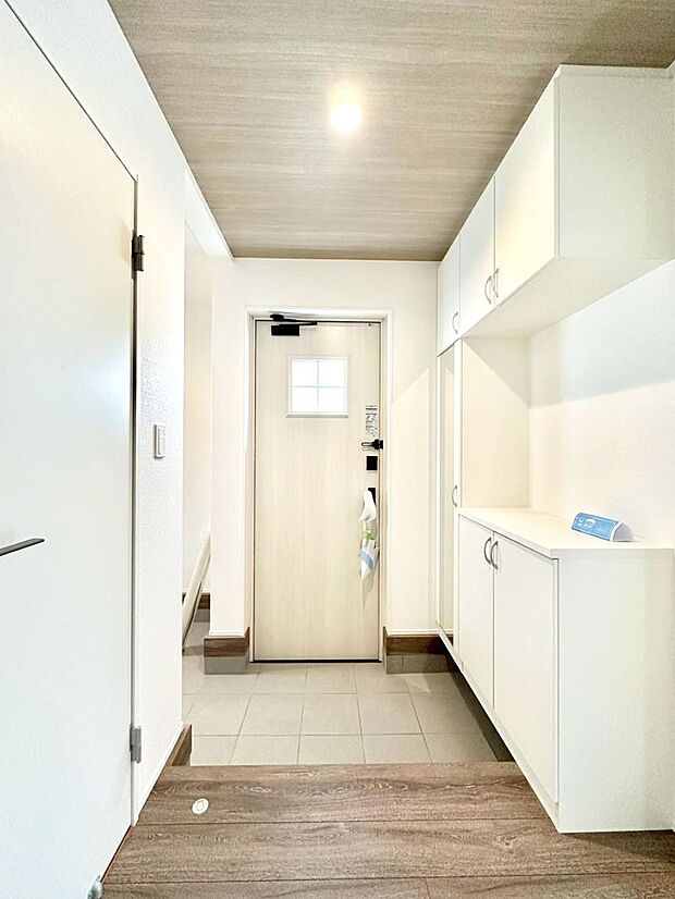 明るい玄関はお客様をお出迎えするのにぴったりです！ 