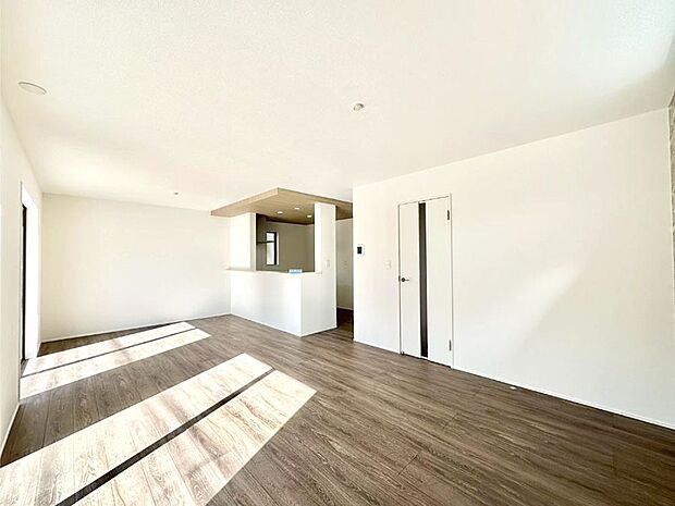 明るい陽光が注ぎ、寛ぎの雰囲気に満たされるリビング・ダイニング。 