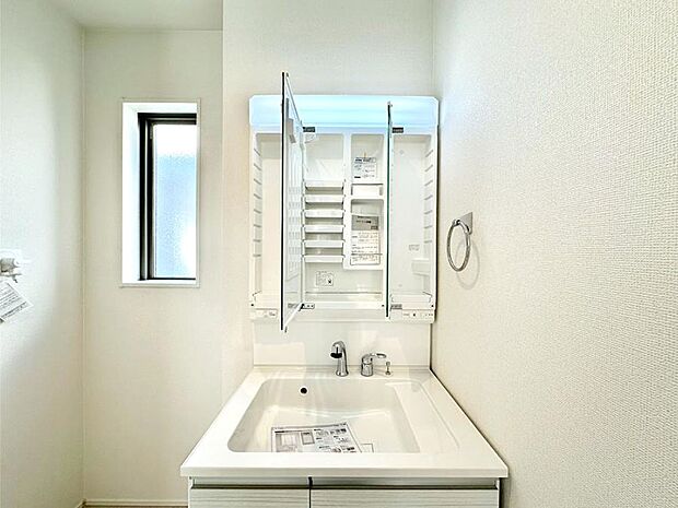 三面鏡の裏に、化粧品や衛生用品などを収納可能。洗面台をすっきりと保ちます！