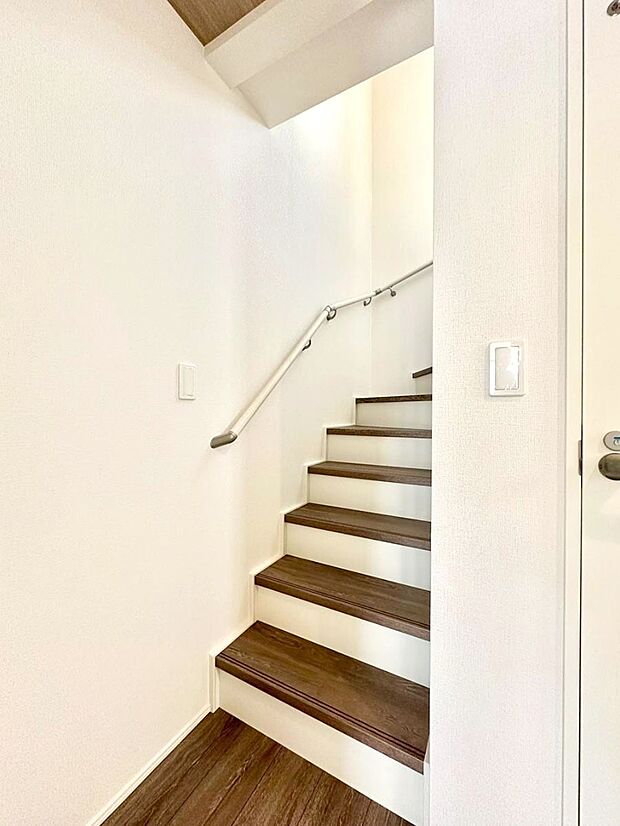 階段は手すり付きなので小さなお子さまやご高齢の方も安心です  