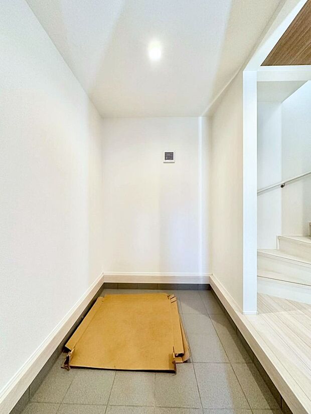 明るい玄関はお客様をお出迎えするのにぴったりです！ 