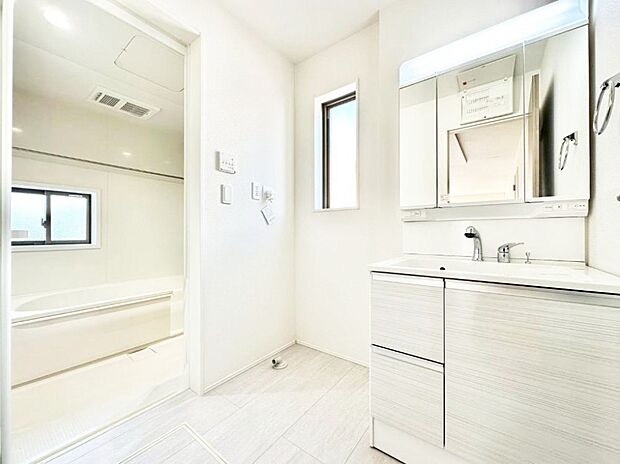 窓のある明るいランドリースペース