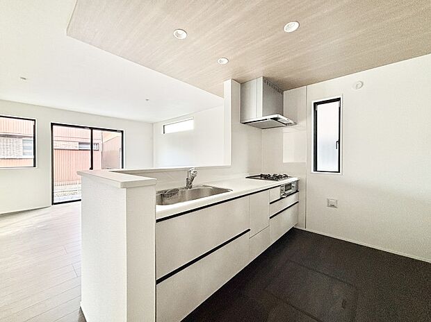 爽やかな風が通り抜けるキッチン。窓があるので明るく換気にも役立ちます。  