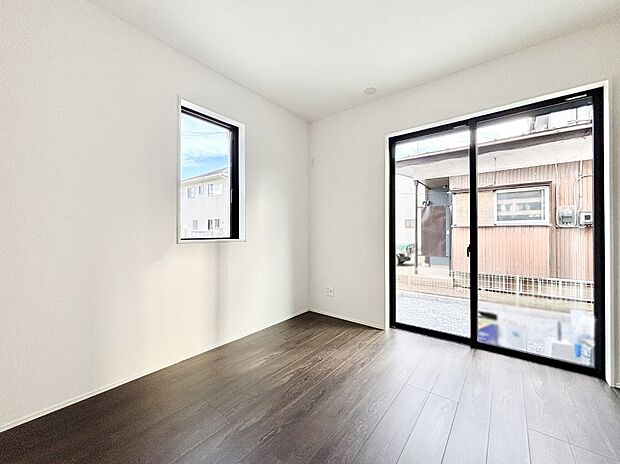 リビングの隣にある洋室。扉を開放して広く利用することも可能です。  