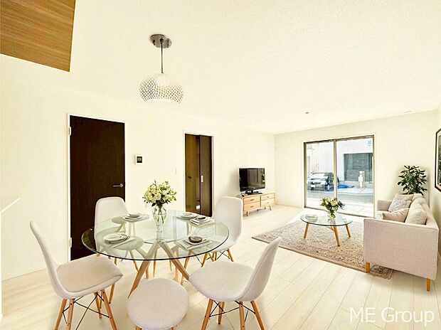 ご家族の賑やかな話し声で包まれる明るいリビング  ※家具はCGです