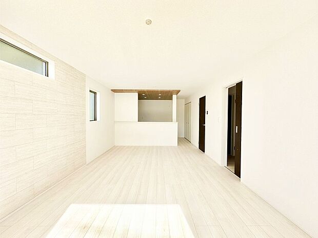 明るい陽光が注ぎ、寛ぎの雰囲気に満たされるリビング・ダイニング。 