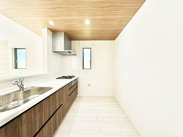 爽やかな風が通り抜けるキッチン。窓があるので明るく換気にも役立ちます。