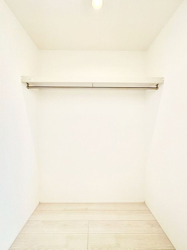 ウォークインクローゼット付きで生活空間を広く利用できます。