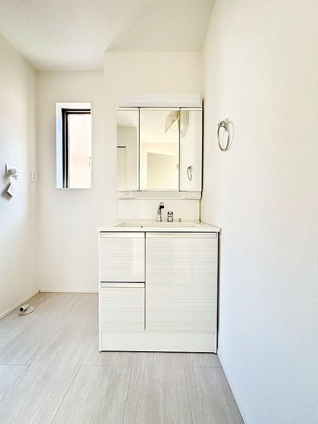 明るい洗面所は毎朝の身支度も楽しくできちゃいそうです。