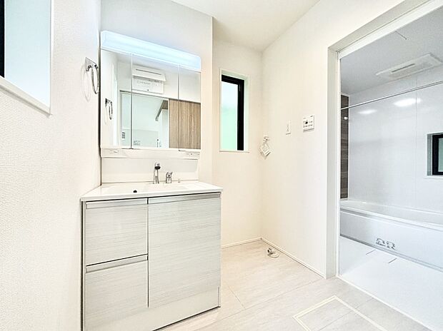 清潔感のある快適空間です。毎日の身支度も気持ち良くお使い頂けます。 