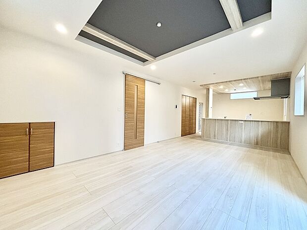 折上天井は立体的な奥行きがあるので、天井が広く見えて開放的な空間を演出できます。  