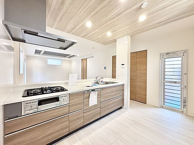 勝手口のある明るいキッチン。ゴミ捨て場を屋外にすることもでき、換気にも役立ちます。 