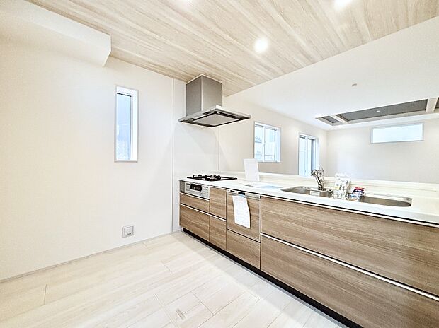 爽やかな風が通り抜けるキッチン。窓があるので明るく換気にも役立ちます。