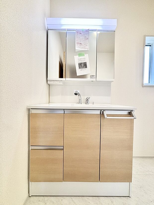 大きく見やすい三面鏡で清潔感ある洗面台は、身だしなみチェックや肌のお手入れにおすすめです。 