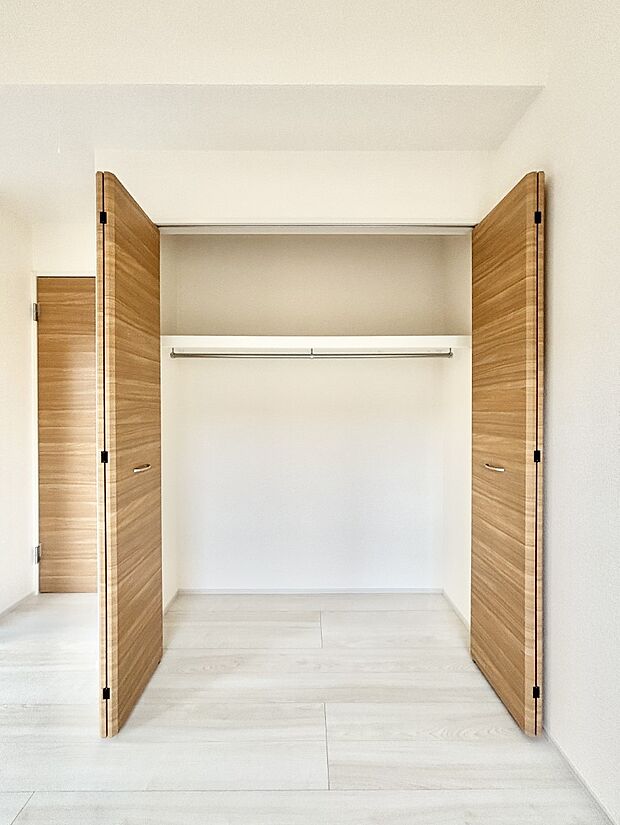 洋室のクローゼット。奥行きがあるので厚手の衣類もすっきり収まります。