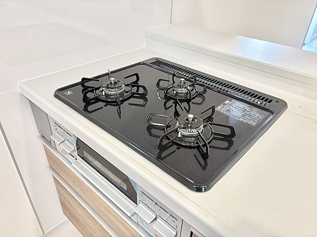 ガスコンロはＳｉセンサー搭載。火力調節や焦げ付き・消し忘れも防いでくれます。