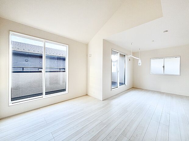 バルコニーが開放感をプラスしてくれる洋室