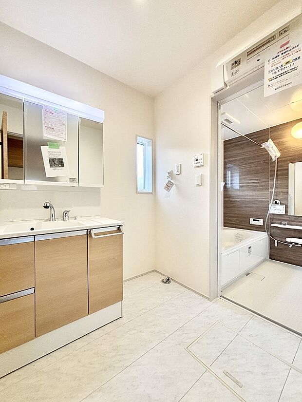 小窓がついているので湿気の多い場所でも換気が十分行えます。毎日の身支度を気持ち良く！