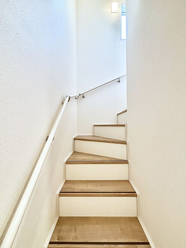 安全性を考慮し階段には手すりを設置しています