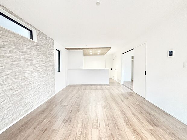 明るい陽光が注ぎ、寛ぎの雰囲気に満たされるリビング・ダイニング。   