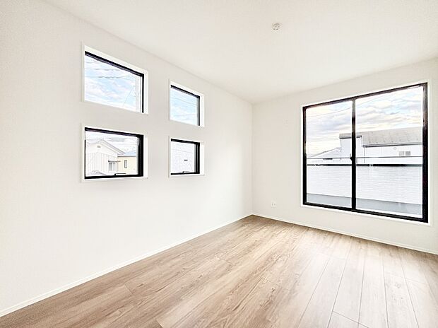 4つ並んだ窓がアクセントになっている洋室です。